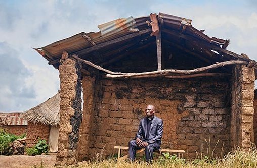 Ein Pastor sitzt in den Trümmern einer zerstörten Kirche