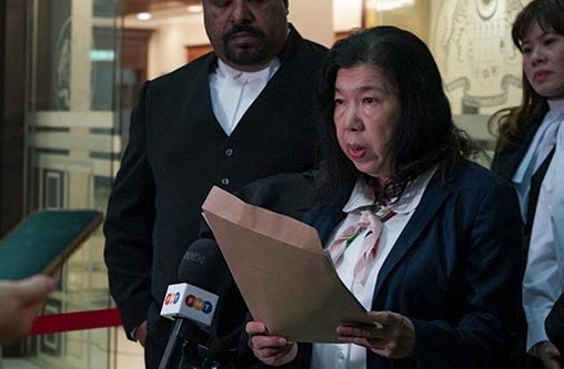 Eine Frau spricht mit der Presse