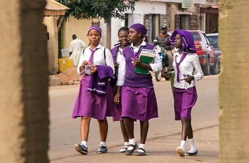 Schulmädchen auf ihrem Weg zur Schule