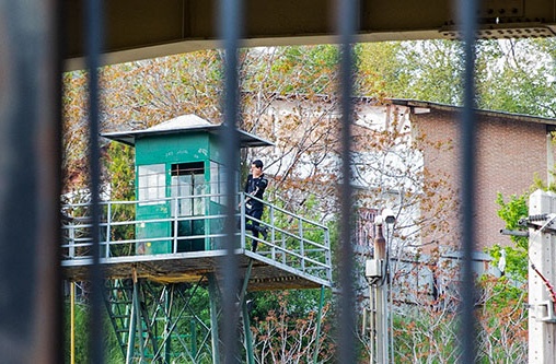 Ausblick auf ein Haus ist mit Gitterstäben versperrt