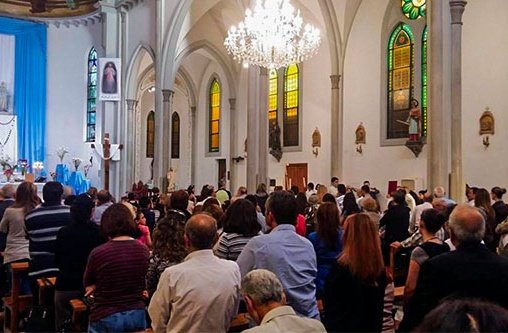 In einer vollen Kirche wird ein Gottesdienst abgehalten