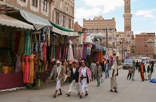 Geschäftiges Treiben auf einem Markt