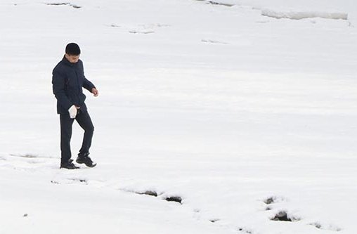 Ein Junge stapft durch den Schnee