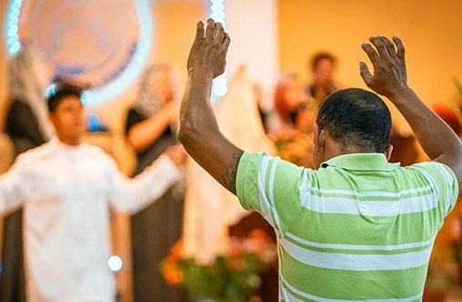 Einige Christen beten in einem Gottesdienst