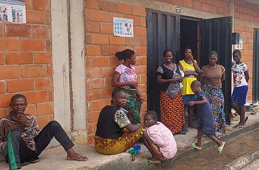 Überlebende des Yelewata-Massakers suchen Schutz in einem örtlichen Markt