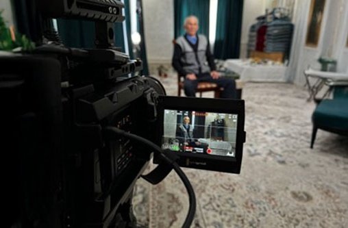 Ein Mann wird mit einer Kamera aufgenommen