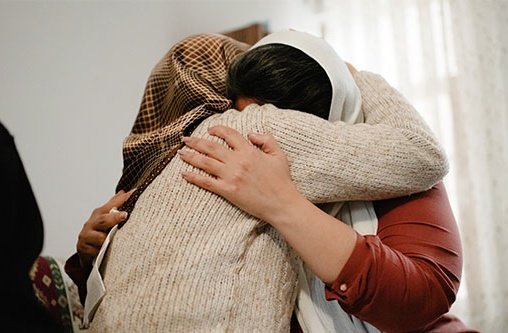 Zwei Frauen umarmen sich