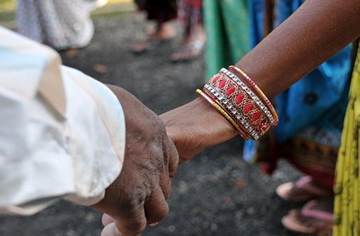 Zwei Menschen halten sich an den Händen