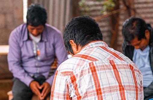 Drei Männer beten gemeinsam