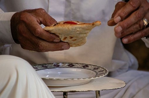 Ein Mann hält Essen in der Hand