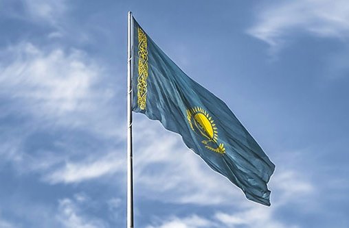 Eine kasachische Flagge weht an einem Fahnenmast
