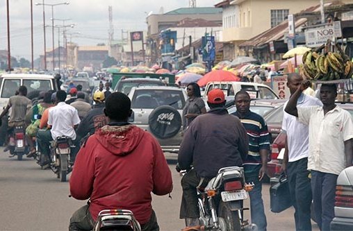 Viele Autos und Motorräder fahren auf einer vollen Straße 