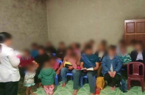 Gottesdienst in A Mungs Haus (Betroffene zu ihrem Schutz unkenntlich gemacht)