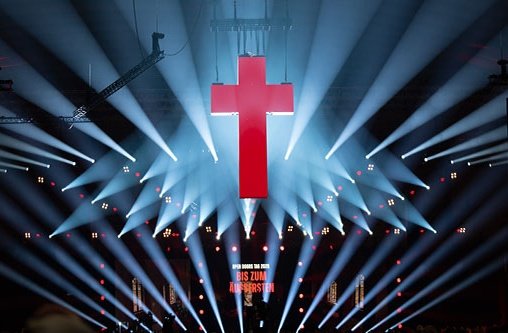Unter einem riesigen Kreuz in der Hallenmitte legten viele Teilnehmer Karten mit ihren persönlichen Gebeten für Christen in Verfolgungssituationen ab
