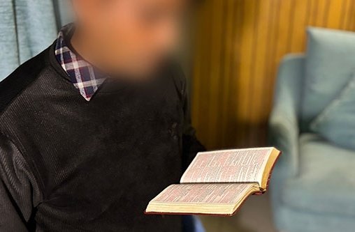 Pastor Rambahadur liest die Bibel