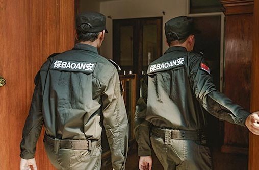 Mit Hilfe von Sondereinheiten stürmte die Polizei die Hauskirche mitten im Gottesdienst (nachgestellte Szene)