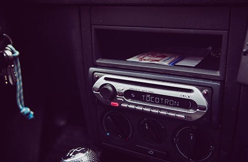 Ein Autoradio in einem abgedunkelten Fahrzeug