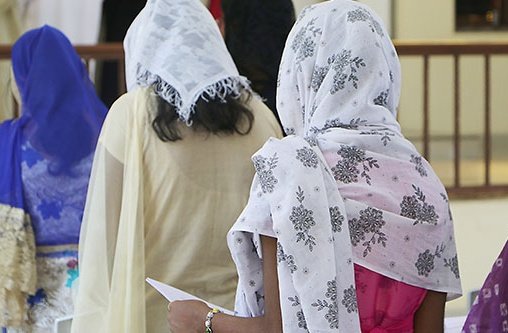 Singende Frauen in einem Gottesdienst