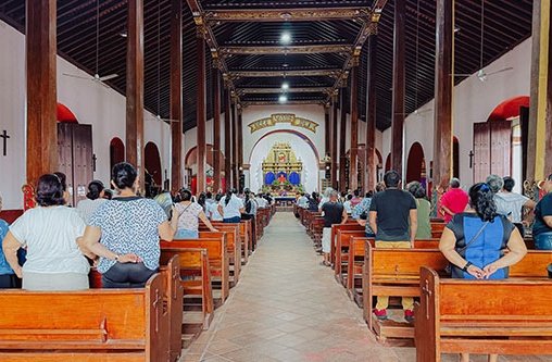 Zahlreiche Gläubige haben sich in einer Kirche zum Gottesdienst versammelt.