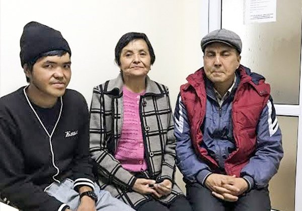 Eldos mit seiner Mutter und seinem Onkel Nurbek