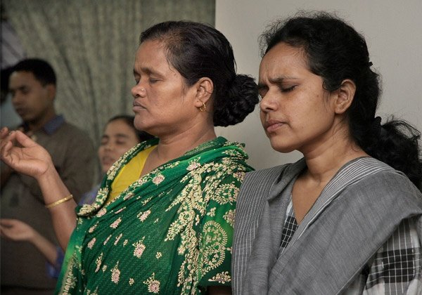 Christinnen bei einem Gottesdienst in Bangladesch
