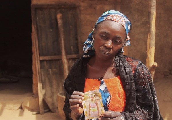 Hanatu zeigt ein Bild ihrer Tochter Saratu