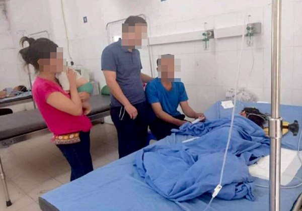 Der Pastor und die Eltern bei Phouc im Krankenhaus