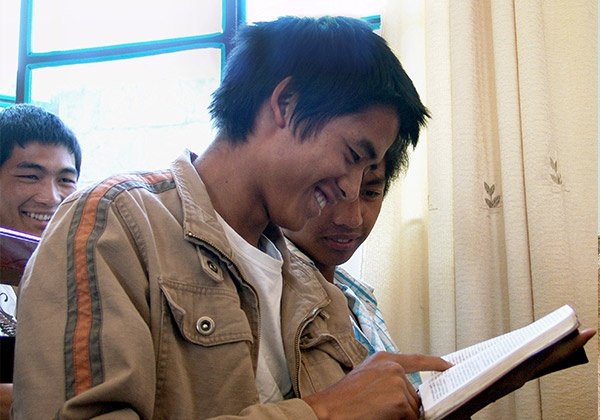 Junge chinesische Christen beim Bibelstudium