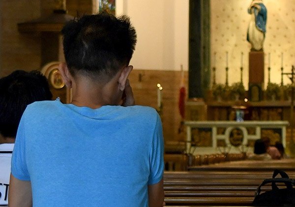 Betender Christ in einer der zahlreichen Kirchen auf von Manila