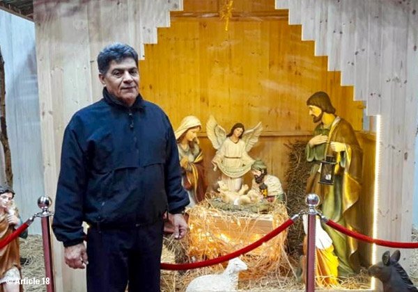 Ismaeil Maghrebinejad beim Besuch einer Weihnachtskrippe
