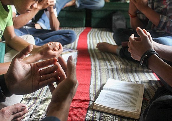 Christen muslimischer Herkunft beten und studieren die Bibel gemeinsam