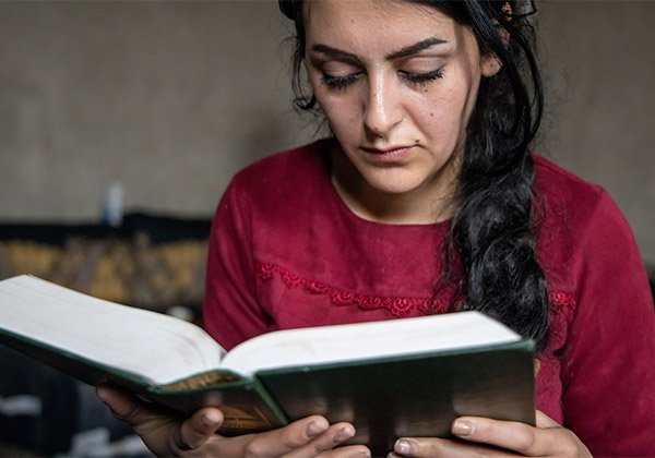 „Ich werde meinen Glauben nicht verbergen!“ – Sozan beim Bibellesen