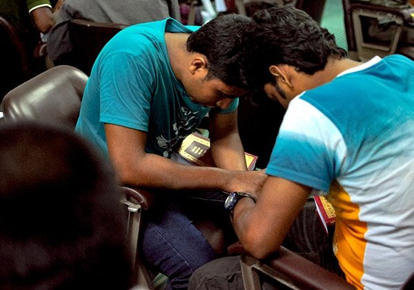 Symbolbild: Besucher einer Hauskirche in Dhaka beim Bibelstudium