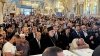 Viele Menschen in einer Kirche
